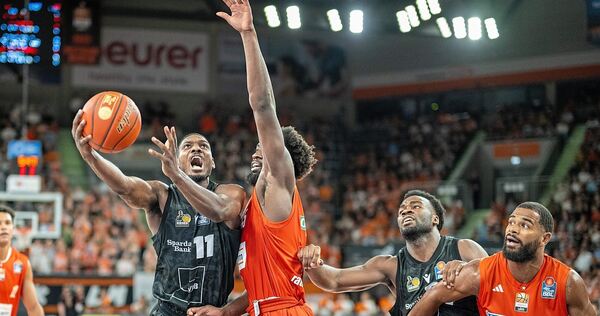 Meist glücklos: Darius Perry (links) zieht gegen Oluwasimisola Shittu zum Korb. Maxwell Dongmo Temoka (2. von rechts) und Ulms M Meist glücklos: Darius Perry (links) zieht gegen Oluwasimisola Shittu zum Korb. Maxwell Dongmo Temoka (2. von rechts) und Ulms Marvin Heckel schauen gespannt zu.