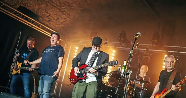 AC/DC-Coverband aus Stuttgart spielt Rock-Klassiker im Bönnigheimer Keller