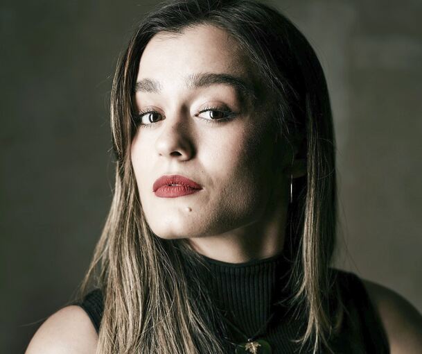Kleine Kostprobe zum Saisonauftakt: Die Mezzosopranistin Natasha Te Rupe-Wilson ist ab Januar als Musetta in Puccinis „La Bohème“ zu sehen und zu hören.