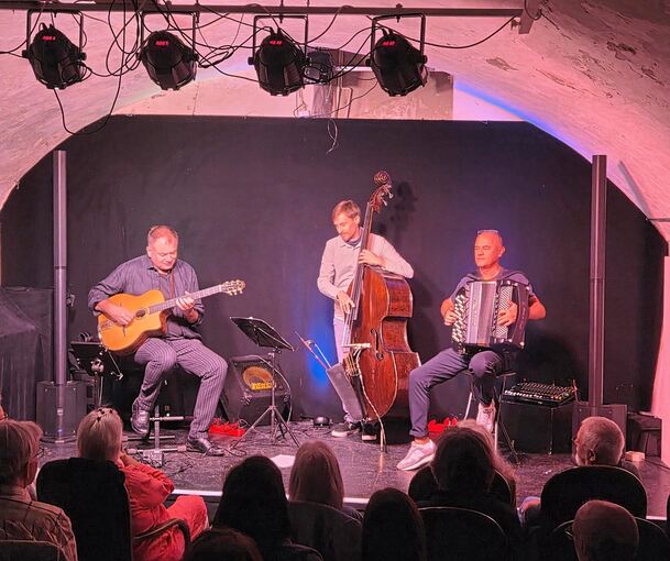 Das „Jordan‘s Trio“ nimmt die Besucher mit auf eine Reise.