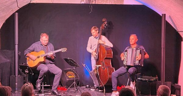 Das „Jordan‘s Trio“ nimmt die Besucher mit auf eine Reise. Das „Jordan‘s Trio“ nimmt die Besucher mit auf eine Reise.