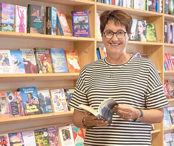 Gaby Wolff ist nicht nur Mitarbeiterin, sondern auch leidenschaftliche Leserin: Das Buch „Bleib“ in ihrer Hand hat sie selbst gelesen und es ist auch noch in der Buchhandlung verfügbar.