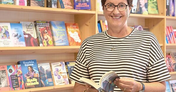 Gaby Wolff ist nicht nur Mitarbeiterin, sondern auch leidenschaftliche Leserin: Das Buch „Bleib“ in ihrer Hand hat sie selbst ge Gaby Wolff ist nicht nur Mitarbeiterin, sondern auch leidenschaftliche Leserin: Das Buch „Bleib“ in ihrer Hand hat sie selbst gelesen und es ist auch noch in der Buchhandlung verfügbar.