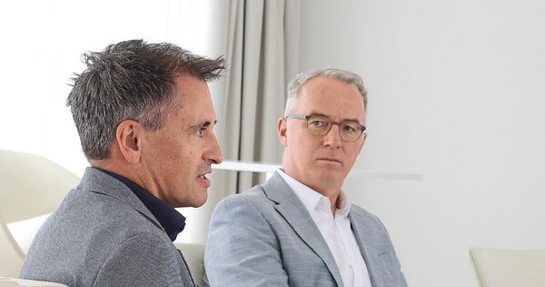 Kliniken-Chef Marc Nickel (rechts) und der kaufmännische Geschäftsführer Axel Hechenberger: „Wir bringen Hoffnung und Zuversicht Kliniken-Chef Marc Nickel (rechts) und der kaufmännische Geschäftsführer Axel Hechenberger: „Wir bringen Hoffnung und Zuversicht mit.“