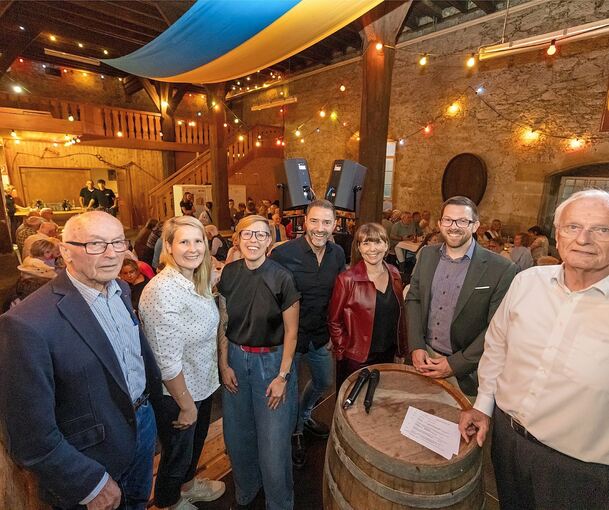 Volles Haus beim Kelter-Talk in Markgröningen: Hans-Jürgen Rösner (Weltmeister Ü80), Andrea Ritz (Lembergerland), Johanna Tückmantel (Pfarrerin), DJ Harry Hermann, Tanztheater Anita Hanke, Bürgermeister Jens Hübner und Moderator Wolfgang Milde (von l