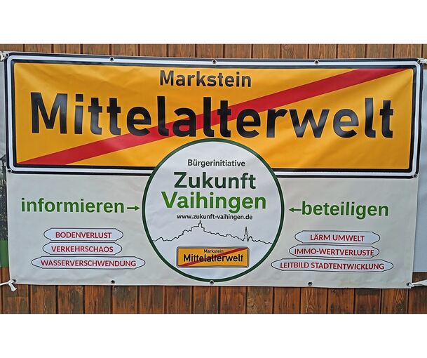 Neue Transparente gegen die Mittelalterwelt. Dass dabei die Silhouette der Stadt Vaihingen verwendet wird, stößt im Rathaus auf Unmut, denn das Gestaltungselement wurde im Auftrag der Stadt entwickelt.