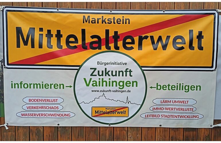 Neue Transparente gegen die Mittelalterwelt. Dass dabei die Silhouette der Stadt Vaihingen verwendet wird, stößt im Rathaus auf Neue Transparente gegen die Mittelalterwelt. Dass dabei die Silhouette der Stadt Vaihingen verwendet wird, stößt im Rathaus auf Unmut, denn das Gestaltungselement wurde im Auftrag der Stadt entwickelt.