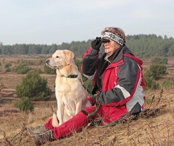Elli Radinger mit ihrer Hündin auf Wolfssuche in Mecklenburg-Vorpommern.