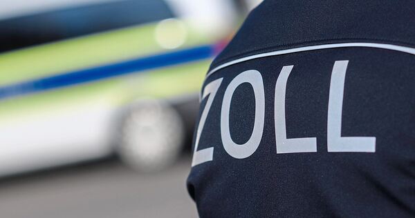 Schwarzarbeit, insbesondere in Restaurants und am Bau, ist ein Schwerpunkt der Arbeit des Zolls. Schwarzarbeit, insbesondere in Restaurants und am Bau, ist ein Schwerpunkt der Arbeit des Zolls.