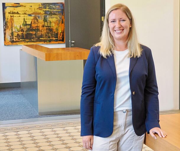 Im Foyer eines geschichtsträchtigen Ludwigsburger Hauses: BdS-Vorsitzende Jessica Kauffmann im Jägerhofpalais.
