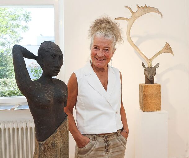 Zwischen Elch, Mensch und Stein: Petra Gerhardt in ihrer Ausstellung in der Galerie 4/1.