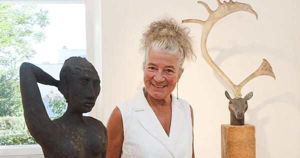 Zwischen Elch, Mensch und Stein: Petra Gerhardt in ihrer Ausstellung in der Galerie 4/1.