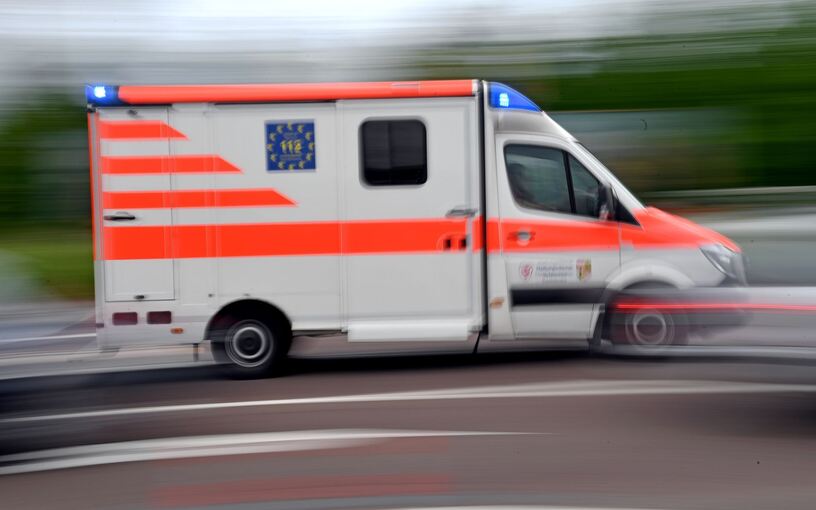 Krankenwagen fährt mit Blaulicht