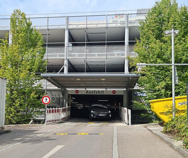 Hier, neben der bisherigen Ausfahrt in der Harteneckstraße, wird auch die Einfahrt möglich sein.
