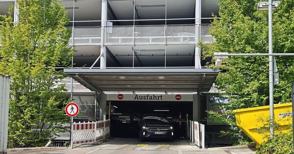 Hier, neben der bisherigen Ausfahrt in der Harteneckstraße, wird auch die Einfahrt möglich sein. Hier, neben der bisherigen Ausfahrt in der Harteneckstraße, wird auch die Einfahrt möglich sein.