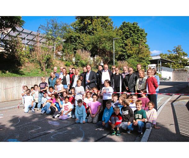 Eröffnung des autofreien Schul-Campus in Vaihingen. Die Klassen 4a und 4b der Schlossbergschule, die seit Dienstag in Containern unterrichtet werden, schneiden das Sperrband durch.