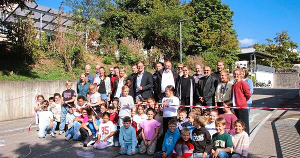 Eröffnung des autofreien Schul-Campus in Vaihingen. Die Klassen 4a und 4b der Schlossbergschule, die seit Dienstag in Containern Eröffnung des autofreien Schul-Campus in Vaihingen. Die Klassen 4a und 4b der Schlossbergschule, die seit Dienstag in Containern unterrichtet werden, schneiden das Sperrband durch.
