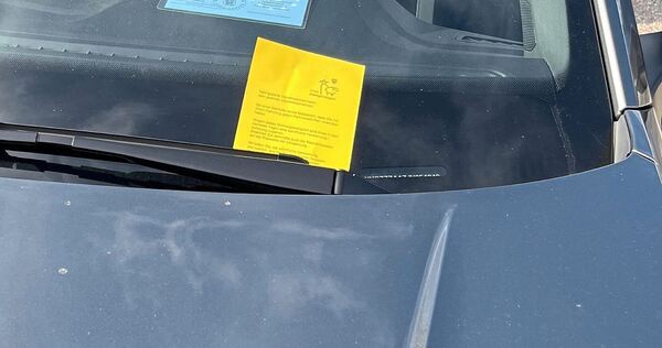 Sichtbar ausgelegter Behindertenausweis und trotzdem ein Strafzettel? Die Stadt erklärt, warum.