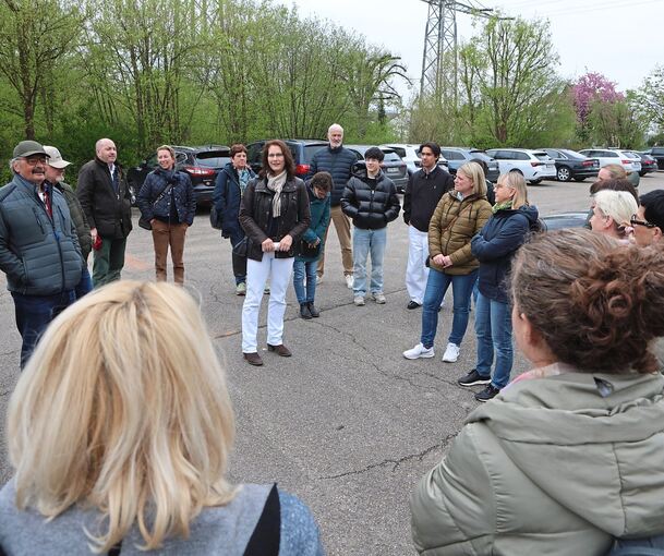 In Hoheneck hatte der Stadtteilausschuss zu einem Spaziergang eingeladen. Bürgermeisterin Andrea Schwarz nahm daran teil.