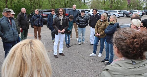 In Hoheneck hatte der Stadtteilausschuss zu einem Spaziergang eingeladen. Bürgermeisterin Andrea Schwarz nahm daran teil.