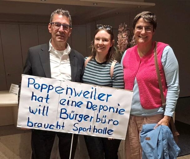 Jürgen Vater mit Anna Lisa Eberhardt und Simone Eidel aus dem Stadtteilausschuss Poppenweiler am Dienstag in der Sitzung des Wirtschaftsausschusses.