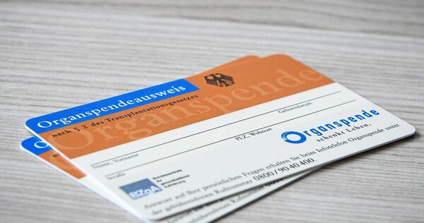 Braucht es neue Regeln, um mehr Spenderorgane wie Nieren und Lebern zu organisieren? Im Bundestag wird eine erneute Initiative dafür eingebracht.