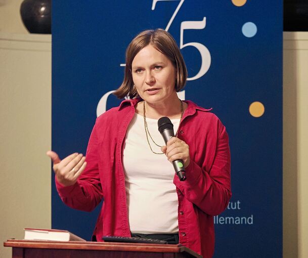 Historikerin Marie Müller-Zetzsche bei ihrem Vortrag im dfi.