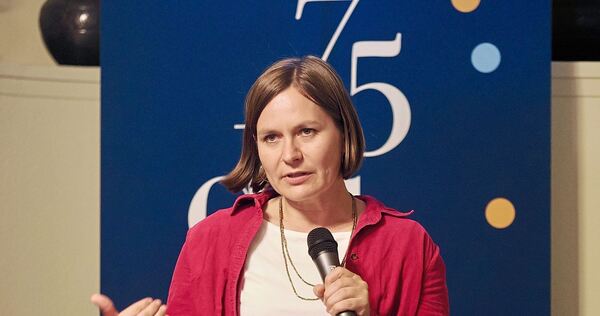 Historikerin Marie Müller-Zetzsche bei ihrem Vortrag im dfi.