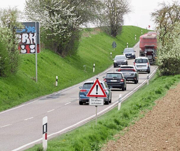 Die Landesstraße zwischen Schwieberdingen und Hemmingen weist mehrere nur notdürftig geflickte Schadstellen auf.