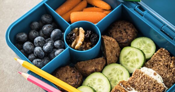Obst, Gemüse, Vollkornbrot und Nüsse sind ideale Pausensnacks. Mit den richtigen, schnellen Rezepten lässt sich Abwechslung in die Lunchbox bringen.
