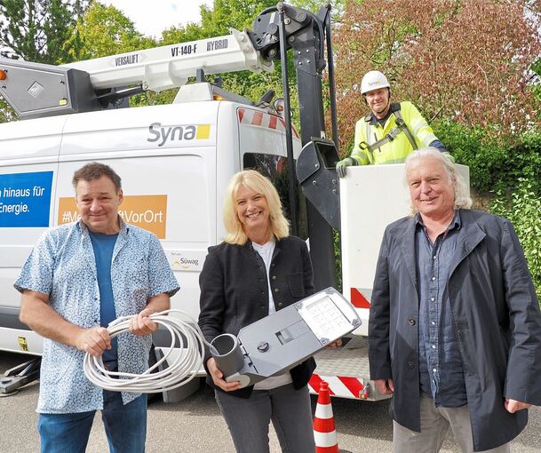 In Möglingen kommt der Steiger zur Umstellung der Straßenbeleuchtung auf LED Martin Gembus, Bürgermeisterin Rebecca Saile, Reiner Schulze und auf dem Steiger ist Jörg Flogaus (von links).