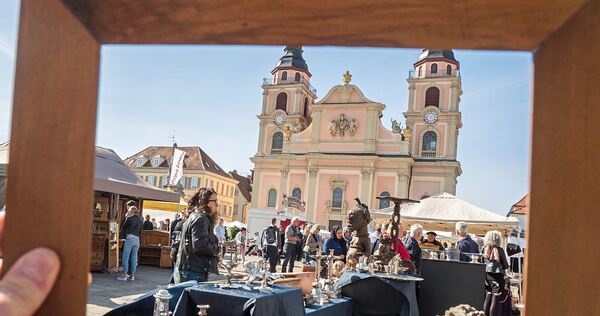 Auf dem Ludwigsburger Marktplatz findet am Wochenende wieder die Antikmeile statt.