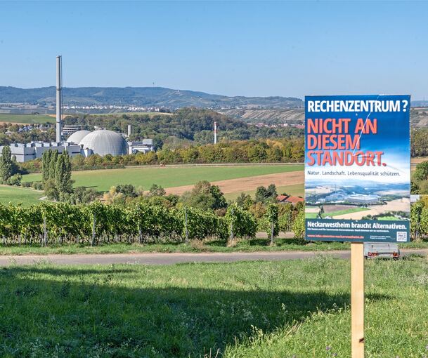 Vor allem am Ortsrand von Neckarwestheim stehen Plakate, mit denen die Bürgerinitiative gegen den Standort des geplanten Rechenzentrums protestiert.