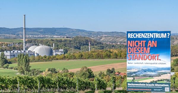 Vor allem am Ortsrand von Neckarwestheim stehen Plakate, mit denen die Bürgerinitiative gegen den Standort des geplanten Rechenzentrums protestiert.