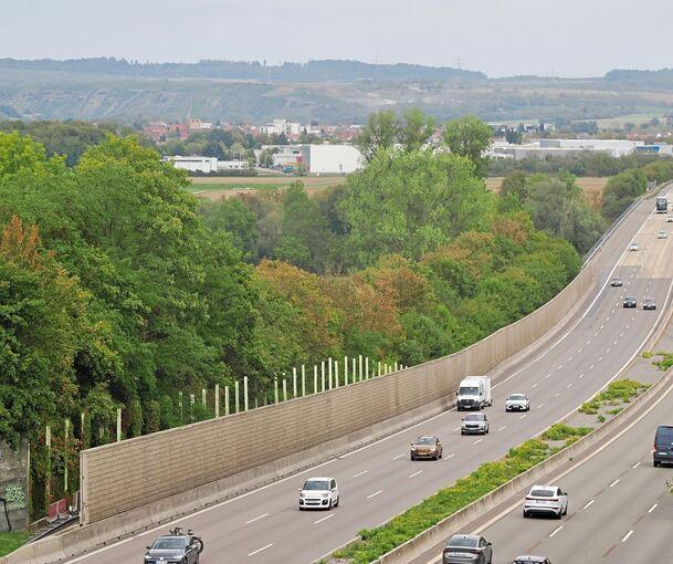 Anstelle der maroden Lärmschutzwand wurde entlang der Autobahn 81 in Freiberg ein Provisorium errichtet.