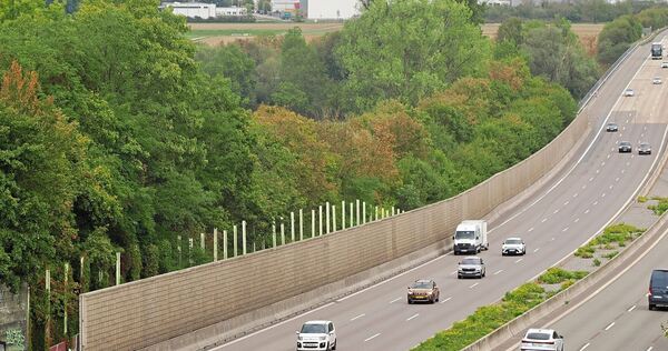 Anstelle der maroden Lärmschutzwand wurde entlang der Autobahn 81 in Freiberg ein Provisorium errichtet.