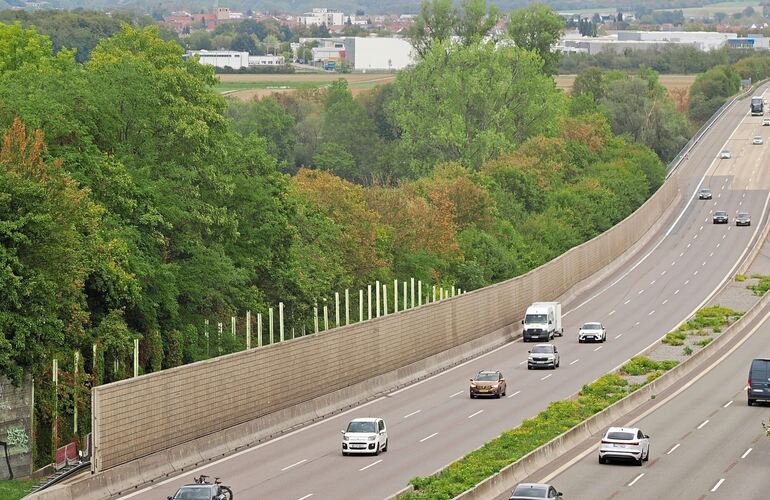 Anstelle der maroden Lärmschutzwand wurde entlang der Autobahn 81 in Freiberg ein Provisorium errichtet.