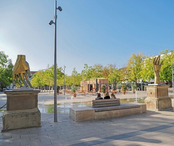 Der Arsenalplatz: Die zwei goldenen Hände der französischen Künstlerin Caroline Mesquita werden in den kommenden Tagen abgebaut.
