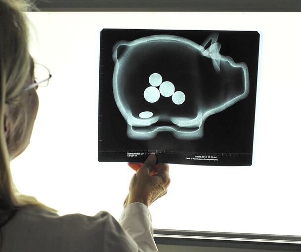 Arztpraxen bräuchten Privatversicherte, um finanziell über die Runden zu kommen, sagen die einen. Das Gesundheitssystem sei zu sehr Zwei-Klassen-Medizin geworden, sagen die anderen.