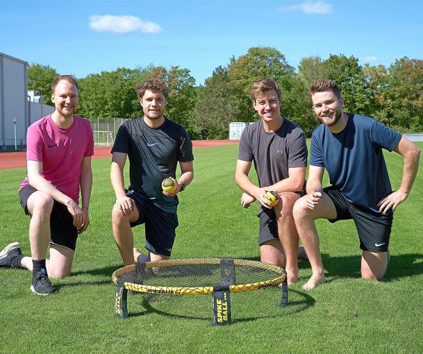LKZ-Redakteur Jonas Dirker mit den Studenten Jondal Egi, Philipp Letzkus und Johannes Greiner beim Spikeball