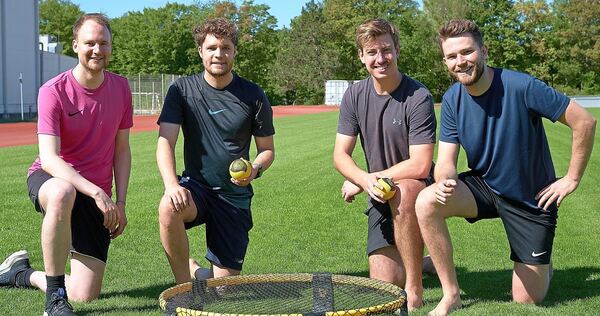 LKZ-Redakteur Jonas Dirker mit den Studenten Jondal Egi, Philipp Letzkus und Johannes Greiner beim Spikeball