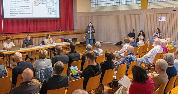 Info-Veranstaltung in der Halle der Eichendorffschule: Die Stadt Ludwigsburg plädiert für die Einführung der Parkraumbewirtschaftung in Grünbühl und Sonnenberg.
