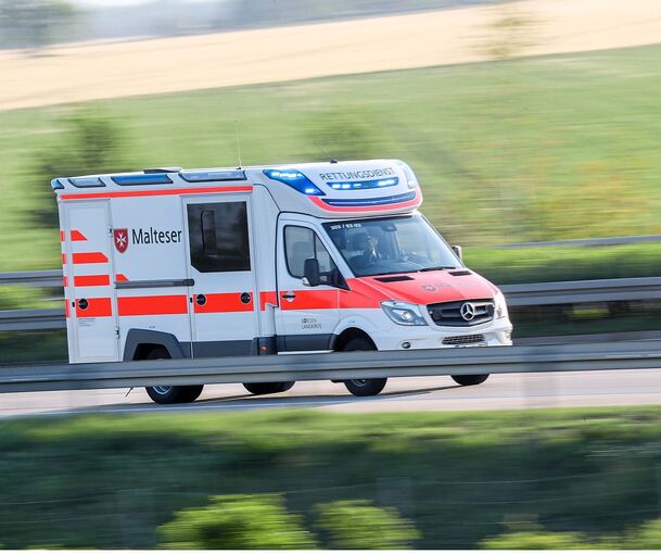 Der Motorradfahrer kam schwer verletzt ins Krankenhaus.