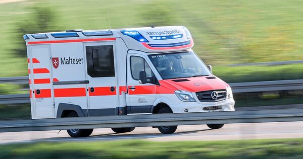 Der Motorradfahrer kam schwer verletzt ins Krankenhaus. Der Motorradfahrer kam schwer verletzt ins Krankenhaus.