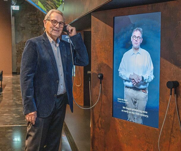 Wolfgang Scheidtweiler in seiner „Deutschen Weinwelt“: Die Ausstellung ist mit vielen digitalen und interaktiven Elementen gestaltet - hier berichtet ein Winzer von der Geschichte seines Weinguts.