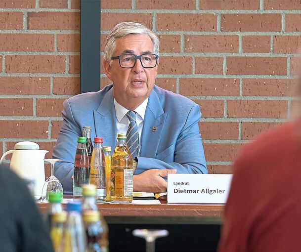 Landrat Dietmar Allgaier ist auf Fachkräftesuche. Helfen soll eine neue Kampagne.