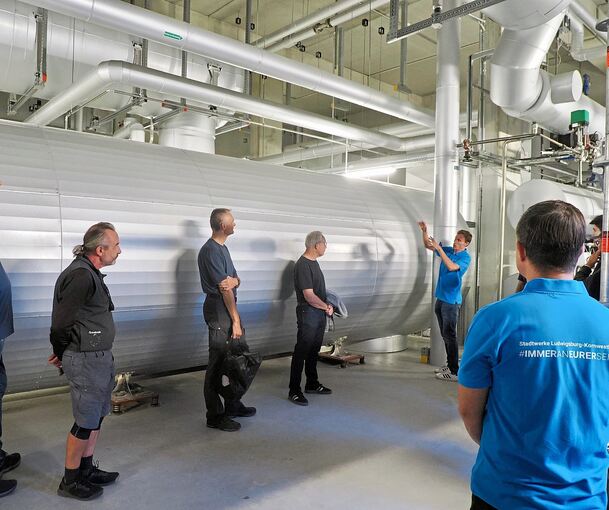 Am Freitag nutzten viele Interessierte die Gelegenheit, mehr über Funktionsweise und Zweck der Energiezentrale zu erfahren. Die Besucher informierten sich bei Pascal Margraff über Abgaswärmerückgewinnung und Co.