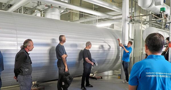 Am Freitag nutzten viele Interessierte die Gelegenheit, mehr über Funktionsweise und Zweck der Energiezentrale zu erfahren. Die Besucher informierten sich bei Pascal Margraff über Abgaswärmerückgewinnung und Co.