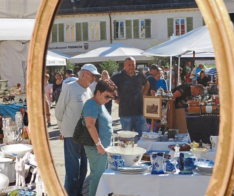 Die sonnigen Tage lockten zahlreiche Besucher auf den Marktplatz nach Ludwigsburg.