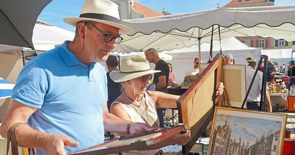 Die Stände auf dem Ludwigsburger Marktplatz luden die Besucher der Antikmeile zu einer Zeitreise ein.
